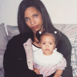 czarluvscurves:  chasingthathigh:  That’s her mother?!?!  Thas crazy she look the same age  It doesn&rsquo;t crack #melanin