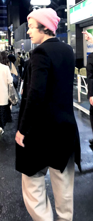 stylesarchive:Harry in Tokyo (05.10)
