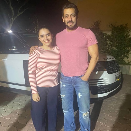 ★ HANDSOME…Salman Khan with Fan/Artist Sia Bhosle! -Nov 23, 2021