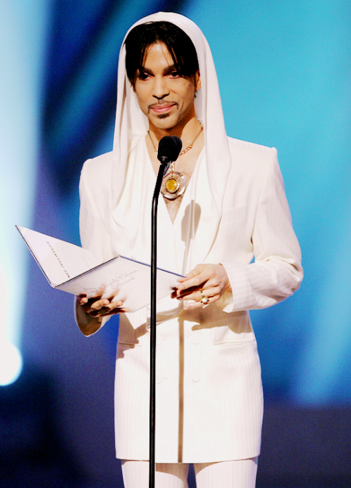 Prince presents the award for &ldquo;Favorite Leading Lady&rdquo; during the 31st annual People&rsqu