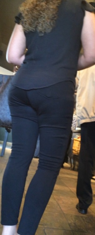 creepshotcandids:#creepshot #booty #tight pants #pawgWaiting in line at Starbucks. Prime target prac