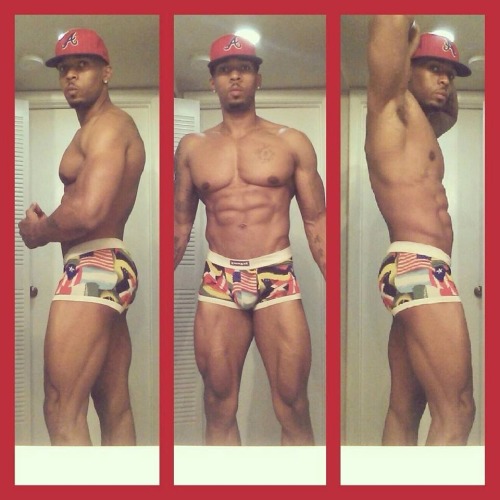 ultrahornybottom:  Sexxxy fuckingggg niggaas! Omgggg one o those gotta be my baby daddy! ;) 