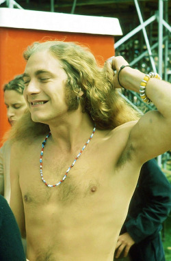 babeimgonnaleaveu:  Robert Plant backstage at the Kezar Stadium in San Francisco, 1973. 