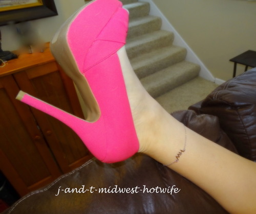pervcouple-nxtdoor: Happy Hotwife Tuesday!  @j-and-t-midwest-hotwife Wow always love her pics. Such 