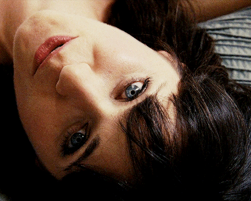 charlotte-ritchie:  Zooey Deschanel as Summer Finn in 500 Days of Summer (2009), dir. Marc Webb“  Summer’s employment at the Daily Freeze during her sophomore year coincides with an inexplicable 212% increase in revenue. Every apartment Summer rented