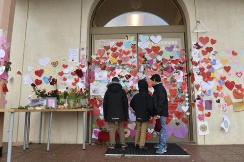 gahwa-addict:Swedish people apologizes to the Muslims about the attack by posting sticky heart notes