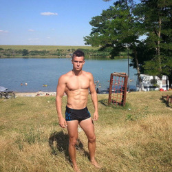 hotguyswithabs:  Find a gay fuck buddy tonight: