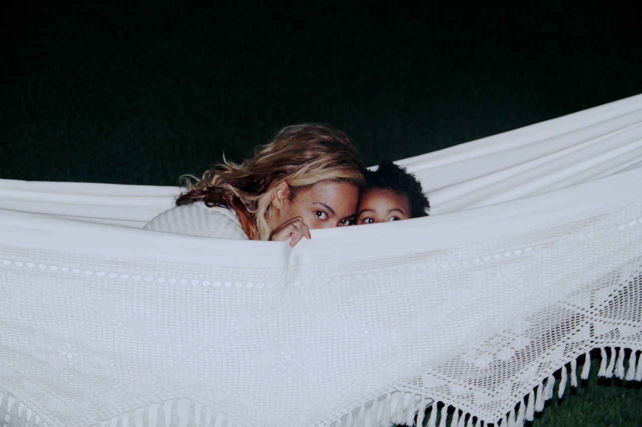hazeui:  chan-ces:  blue ivy and bey   aw this pic is so cute 