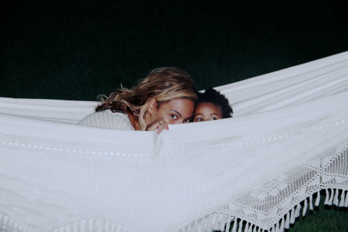 devout-dreamer:  hazeui:  chan-ces:  blue ivy and bey   aw this pic is so cute  gah this is so perfect. beyonce is the queen and she did the damn thing 