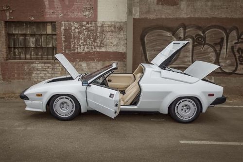 vintageclassiccars:  1985 Lamborghini Jalpa - rare today…