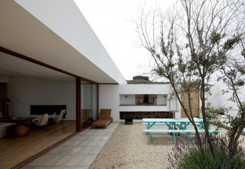 TUNQUEN HOUSE, VALPARAISO (CHILE) by NICOLAS LIPTHAY ALLEN - L2C elledecor.it