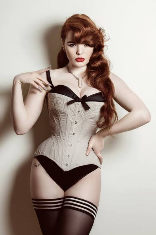 espartilhos:  Morua Corsetry &amp; Couture Miss Deadly Red