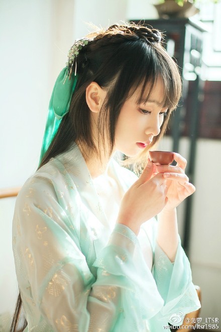 ziseviolet: Photoset by 菠萝_LTSR wearing hanfu (han chinese clothing)