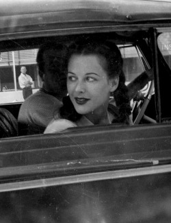 bigyellowfarm:  hedylamarr-blog: Hedy Lamarr, Beverly Hills 1942  It’s a car thing 