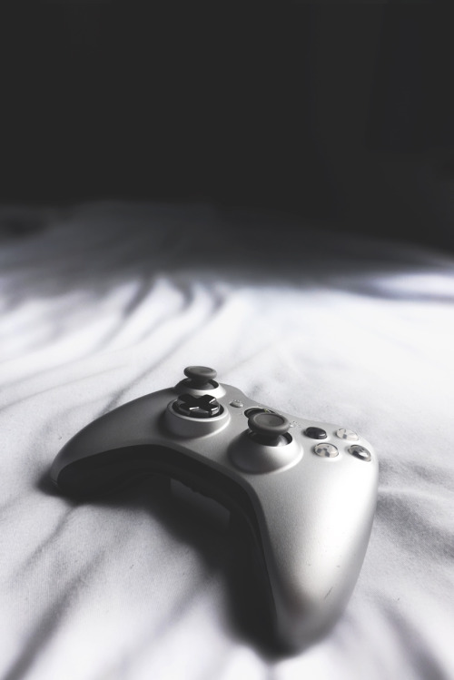 why-like:  Silver Xbox Controller  