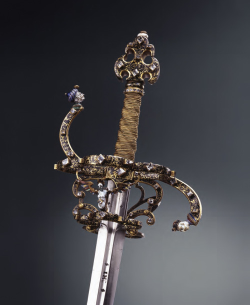 design-is-fine:Rapier, 1604. A wedding gift among brothers. Steel, gold, Bohemian diamonds, pearl em