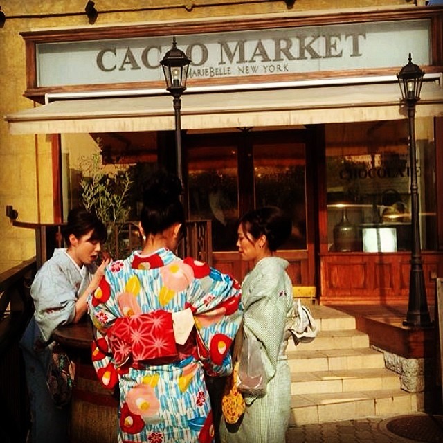 These #lovely #ladies know what time it is: #chocolate time! At #cacaobar in #japan. #kimono #kyoto #tokyo #spring #mariebelleny #travel #love #internationalfoodoflove #mariebellejapan