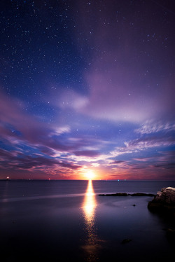 senerii:  Moonrise by moe chen on Flickr.