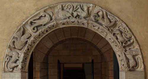 Narbonne ArchFrenchcirca 1150-75Marble ‘This semicircular arch comprises seven stone blocks (k