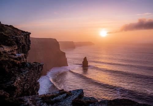 oneshotolive:  Cliffs of Moher, December Sunset [5700x3941] [OC] 📷: FujifootXT2 