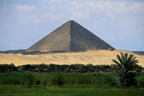 Sneferu&rsquo;s Red Pyramid in Dahshur
