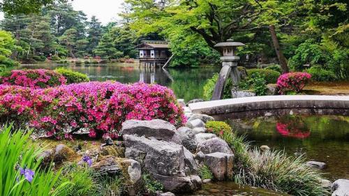 blondebrainpower:  Kenrokuen Garden, Kotojitoro Lantern in Japan