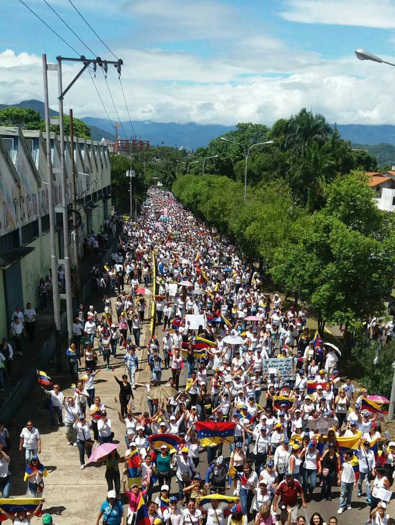wegotaproblem17:This is the “Women March against repression” in my country(Venezuela)