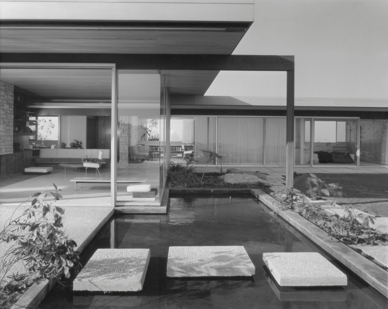 Singleton House (1959) in Los Angeles, CA, USA, by Richard Neutra. Photo by Julius Shulman.