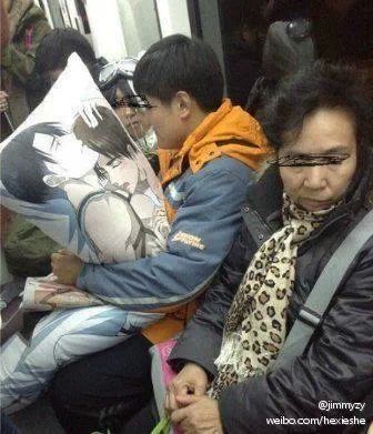 intheworldofimagination:  I want that pillow! 