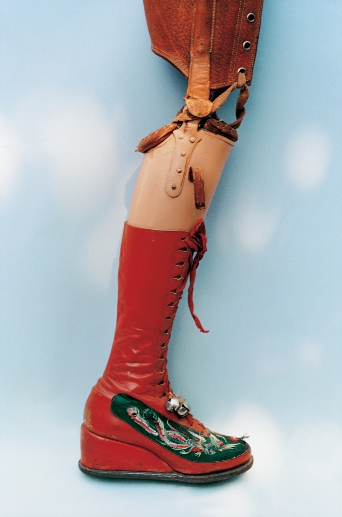 mazzystardust:  Kahlo’s makeup compact and prosthetic leg 