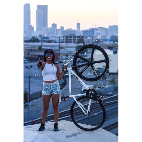 fixiegirls: Repost from @erinecamille To live and ride in L.A. > Photo by: @rhmiii ______________