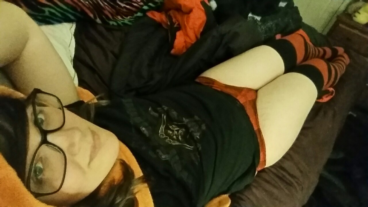 jinx-senpai:  My thighs are white af. Im the palest Italian ever. Can you tell red