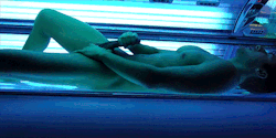hunternprey:  tanning beds can be so restful 