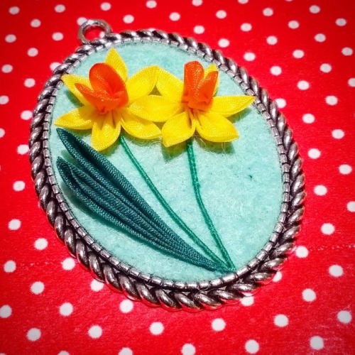 Spring Is Coming! Hopefully..... #spring #daffodils #tsumamikanzashi #tsumamizaiku #kanzashipendant #floralpendant