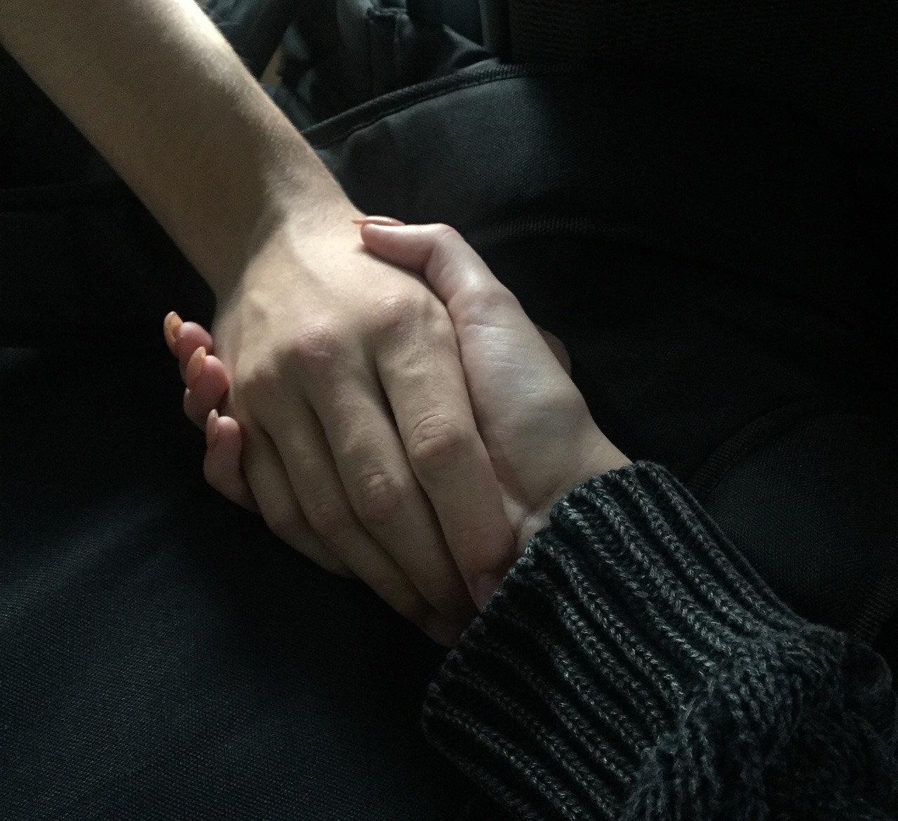 Фото девушки держащей руку парня. Рука в руке. Руки влюбленных. Держит за руку.