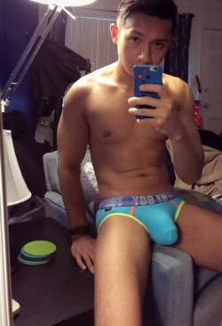 stronger777:  chicosmexicanosalxtremo:  Qué rico está mmmmmmmmm  Quiero 