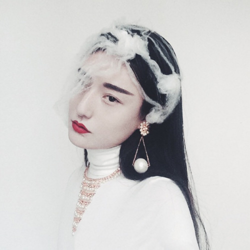 fuckyeahchinesefashion:  穿不在骚，有范则灵；戴不在贵，小众迷情。美男摄影师章元一又出新照，废弃布料+小众珠宝=无界限美人～几块废弃的布料，些许空置的羽毛，外加上一朵路边的花蕊，一片凋零的落叶，手机拍也是大片。