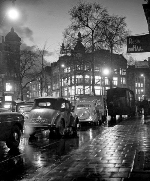 gentlemanlosergentlemanjunkie:  Kees Scherer, Amsterdam in the rain, 1952.