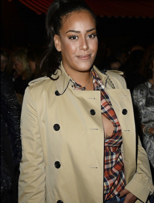 Amel Bent décolleté sexy