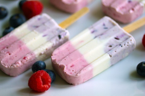 Berry Greek Cheesecake Pops » http://goo.gl/tQ1om4Colorful cheesecake pops with combination of diffe