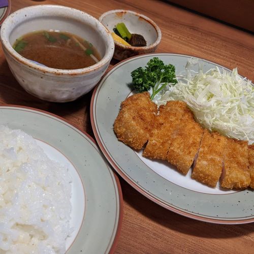 豚ロースカツ定食。美味し！#とんかつ #ロースカツ #定食 #豚ロースカツ定食 (津久志亭)https://www.instagram.com/p/CBpPDpDHbhm/?igshid=n8ul9