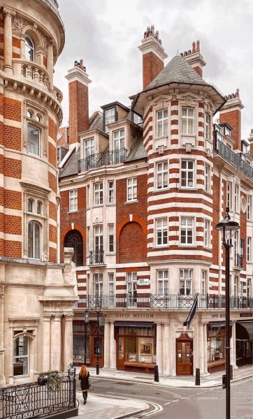 enchantedengland:    Mayfair is the poshest part of London, with spectacular architecture