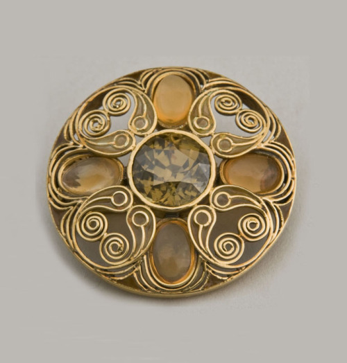 Julia Munson, Brooch, 1910. Gold, enamel, zircon, opal. Tiffany &amp; Co., New York. Via Morse Museu