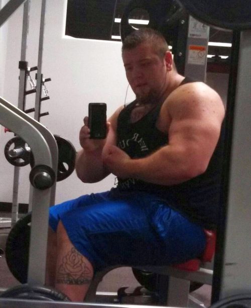 justbulls:Young Bull Young muscle bull flexin that muscle. Thats nice and beefy!