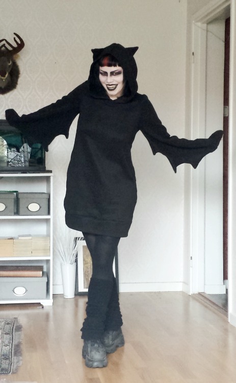 louiselafantasma:  my outfit for halloween at work, i was a vampire bat! 