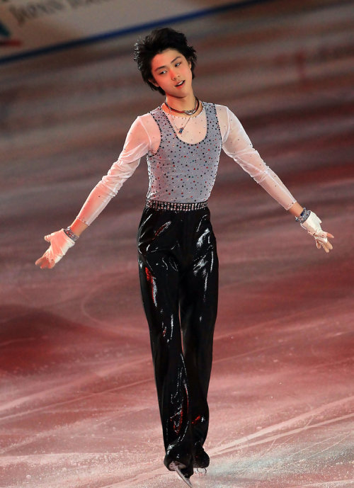figureskatingcostumes: In an ideal world, this costume would not have happened. Yuzuru Hanyu during 