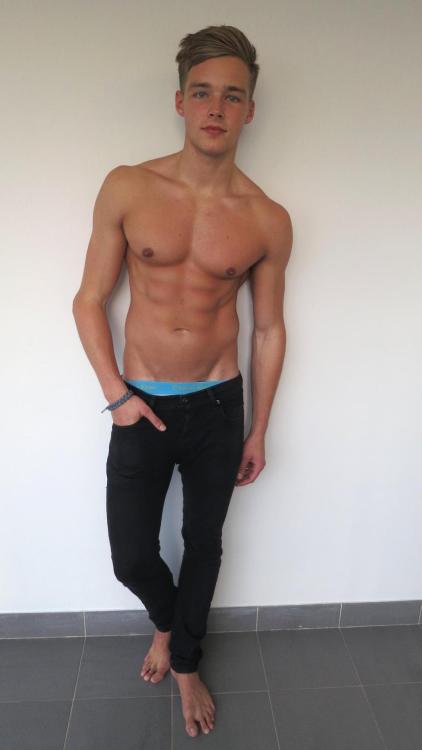 https://zloveguysz.tumblr.com/post/115290565463