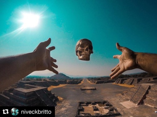 neomexicanismos:  Teotihuacán, la Ciudad donde los hombres se hacen dioses. Vía @niveckbritto #fotografia #mexico #💀 #neomexicanismos