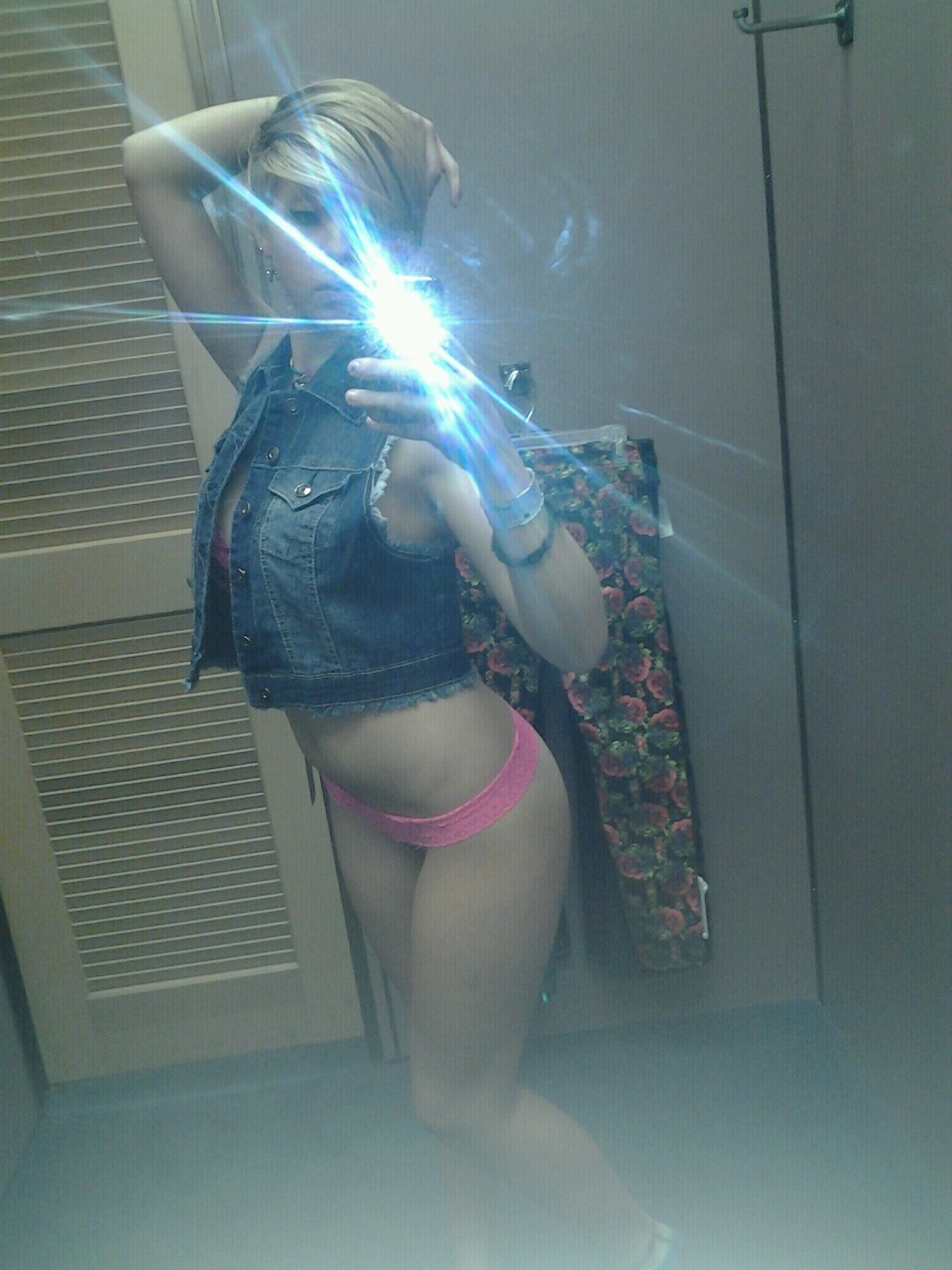 wordsswiirlbodiestwiirl:  Dressing room.. Feelin sexy(;