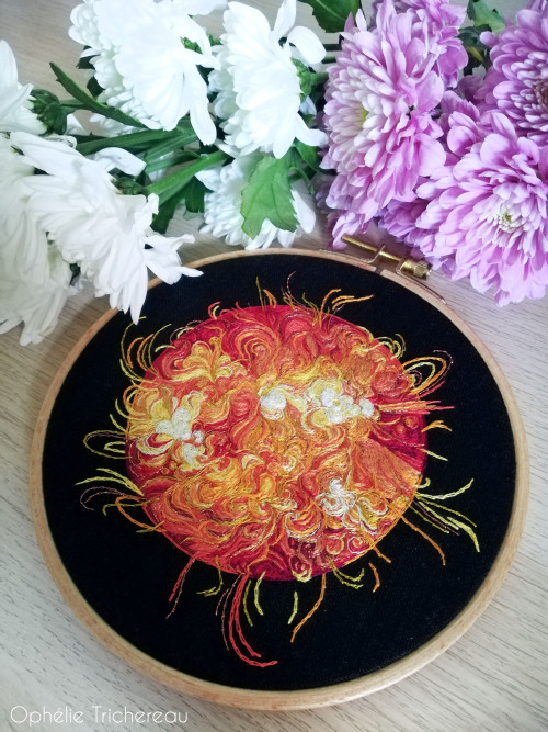 “The Sun”Hand embroidery.DMC embroidery threads on linen.16,5 cm in diameter.https://www.etsy.com/fr/shop/OphelieTrichereau #broderie#embroidery#sun#soleil#space#universe#solar system#astrology#astronomy#sun art#sun artwork#sun embroidery#soleil brodé #boule de feu #fire#naine jaune#yellow dwarf#astro#astro art#cosmic art#handmade#dmc #dmc embroidery threads